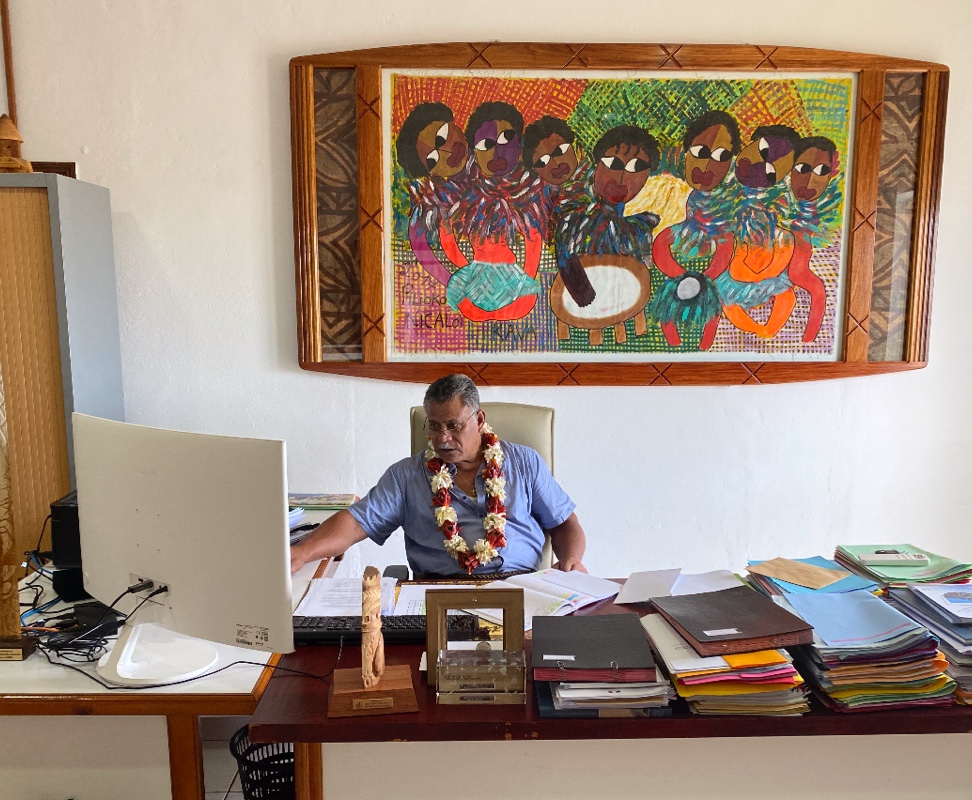 Homme derrière son bureau